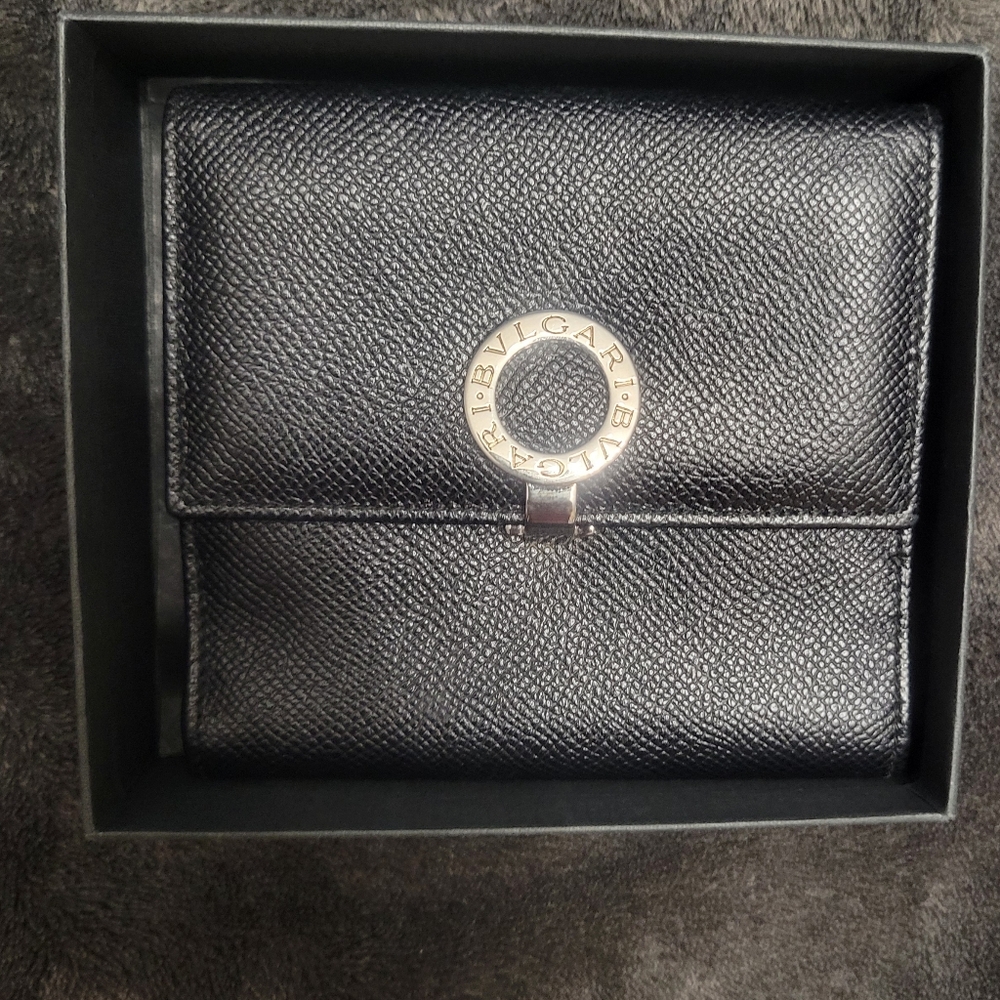 Pre-Owned Bulgari Bifold Black Textured Leather Wallet with Silver Ring